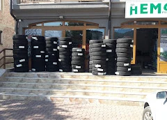 Gume složene ispred ulaza u radnju